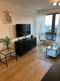 Spacious one bedroom flat opposite station - Londra - 8