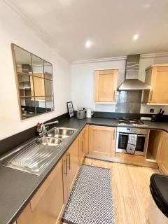Spacious one bedroom flat opposite station - Londra - 5
