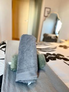Spacious one bedroom flat opposite station - Londra - 1