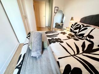 Spacious one bedroom flat opposite station - Londra - 2