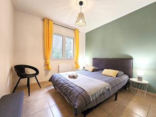 Le Parc Jean Édouard - Spa avec jacuzzi privé - Superbe villa 4 chambres - 9 couchages - 6 lits - Poêle - Parking - Climatisation réversible- Terrasse ombragée et grand jardin - Montech - 4