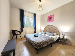 Le Parc Jean Édouard - Spa avec jacuzzi privé - Superbe villa 4 chambres - 9 couchages - 6 lits - Poêle - Parking - Climatisation réversible- Terrasse ombragée et grand jardin - Montech - 6