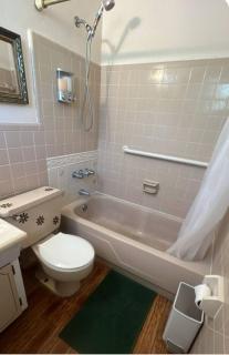 SHARED Room for WOMEN - Queen Room - Bunk 2 - 2