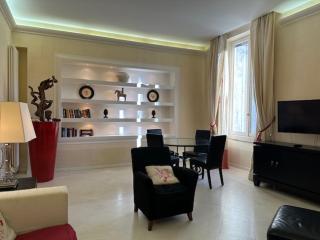 proche au Palais - Cannes - 9