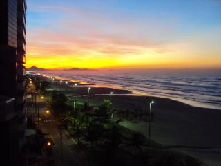 Apê Pé na Areia, Vista Mar com Varanda Gourmet e Wi-Fi Rápido - Caiçara Praia Grande - 0