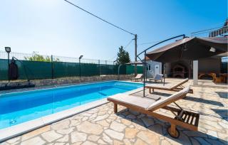 Four-Bedroom Holiday Home In Islam Latinski - 4