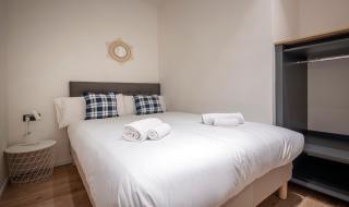 Apartamento de cuatro dormitorios en Carrer Diputació - 3