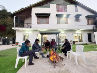 Kasauli Bhoom heera Lodge - Kasauli - 9