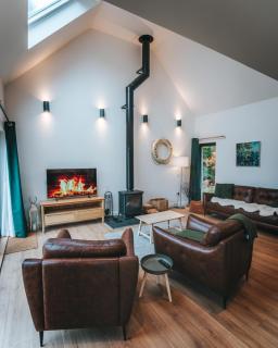 Forest Corner Luxury Home with Hot Tub - 8