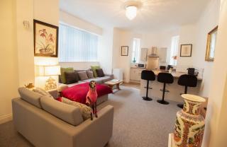 The Courtyard, 30 Seconds to Sea By Air Premier - 7