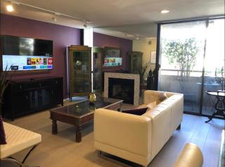 Best Location West LA Spacious condo with hottub - Los Angeles - 1