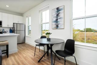 Refined Living in a Vibrant Locale Dream Stay - 3