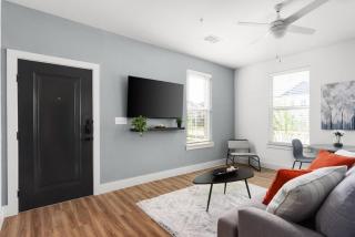 Luxury Stay 1B 1B w Gym, Pool, Shops Nearby - 5