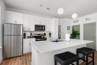 Luxury Stay 1B 1B w Gym, Pool, Shops Nearby - Pflugerville - 3
