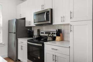Luxury Stay 1B 1B w Gym, Pool, Shops Nearby - Pflugerville - 2