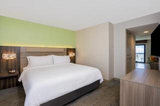Holiday Inn Express & Suites Oceanfront Daytona Beach Shores by IHG - Daytona Beach - 3