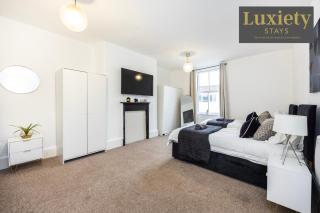Stylish & Huge 3BR Home HIGH STREET LOCATION by Luxiety Stays Serviced Accommodation - Chelmsford - 1