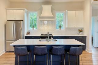 Luxe Lakefront Getaway with Porch and Water View! - 9