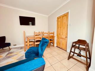 Newly redecorated 4 bed with private courtyard and terrace 5 mins to racing - Newmarket - 1