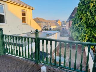 Newly redecorated 4 bed with private courtyard and terrace 5 mins to racing - Newmarket - 3