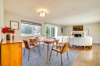 Lakefront Gem Balcony, Fire Pit and Yard in Everett - 5