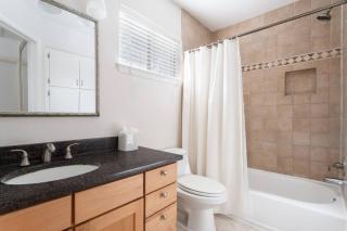 Cozy 2BR Retreat in DT Austin Pets and Parking! - Austin - 5