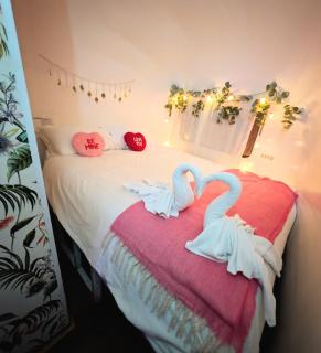 Airstream Woodland Escape - Galston - 4
