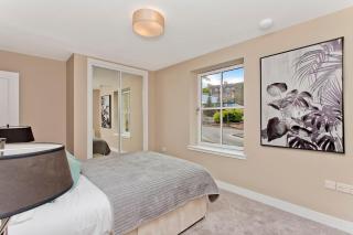 Modern central 2 bedroom apartment with parking - 2