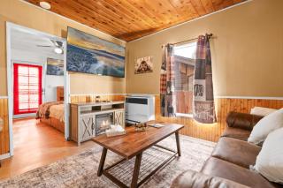 Hideaway Cabin - Cozy romantic cabin perfect for couples - Big Bear City - 0