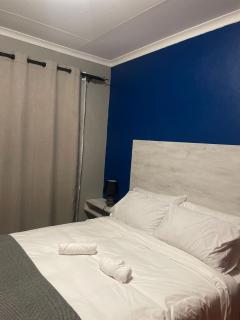 Waterfall Deluxe - Rustenburg - 6