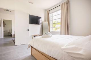 2 Bdr and 1 Bth CHIC and COZY Apartment on Collins Ave - 4