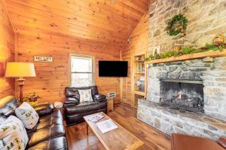 2 Mi to Skiing Blue Ridge Mtn Cabin with Hot Tub! - Beech Mountain - 0