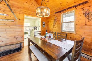 2 Mi to Skiing Blue Ridge Mtn Cabin with Hot Tub! - Beech Mountain - 9