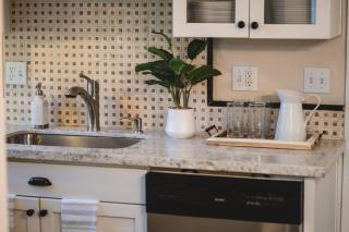 Paradise Haven 4 BR and 2BA-Next to Park- Walkscore 98 - 2