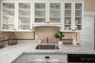 Paradise Haven 4 BR and 2BA-Next to Park- Walkscore 98 - 5