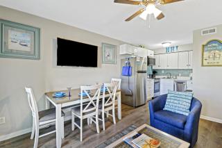 The Breakers #220 Beach Condo, Beautiful Ocean View at Coligny Beach, 4 N Forest Beach Drive Hilton Head, Walk to all Shops Restaurants, Renovated Jan 2024, Vacation Rental HHI LLC - Hilton Head Island - 7