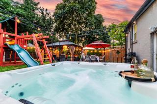 Resort-like 4BR 3BA near Downtown, Four seasons Hot Tub, Gym, King Bed - Toronto - 0