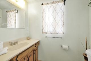 Aeroplane Gambrel Chalet- Adorable Airport Retreat Cottage - Big Bear City - 4
