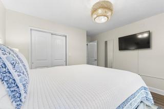 Beachfront Resort Getaway 2BR-2BA Condo - 4