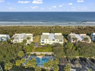 Beachfront Resort Getaway 2BR-2BA Condo - 2