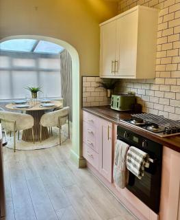 Hot Tub, Games Room, Near Beach! - Cleethorpes - 6