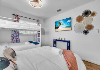 3BR Sunshine Retreat with Heated Pool, Cold Plunge and Games - Bradenton - 3