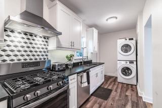 Designer Sun Filled Condo - Walk to Town - Sint-Petersburg - 5