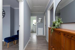 Cozy 2BR Stay Parking & Wi-Fi Ideal for Work Trip - Horsell - 1