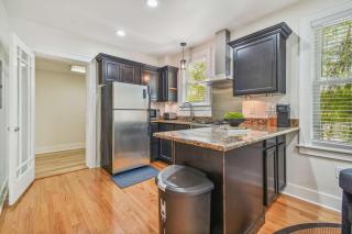 Top Floor - Sun Filled Home - Jacuzzi - Pets Ok - 3