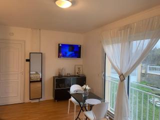 Charming Studio with Balneo Shower, Parking Included - Brétigny-sur-Orge - 0