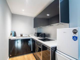 Stylish 2-Bed Apartment by Leeds Train Station with City View - 5
