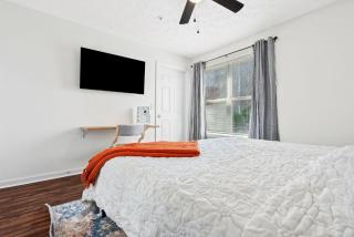 New 4BR 4BA AU Oasis 2 Mins to Downtown & Stadium Sleeps 10 - 5