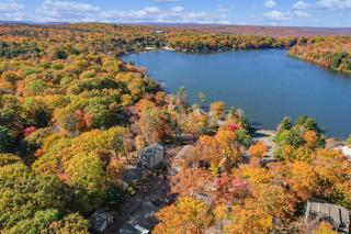 New Luxury Lakeview Haven with Lake Access, HotTub, Game Room, Sleeps 26 - 7