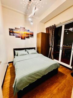 2BR Penthouse with BGC view, boardgames, videoke - Manila - 9